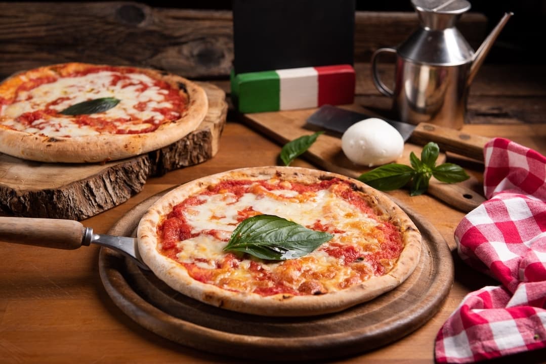 TOMATO MOZARELLA AND BASIL 16"