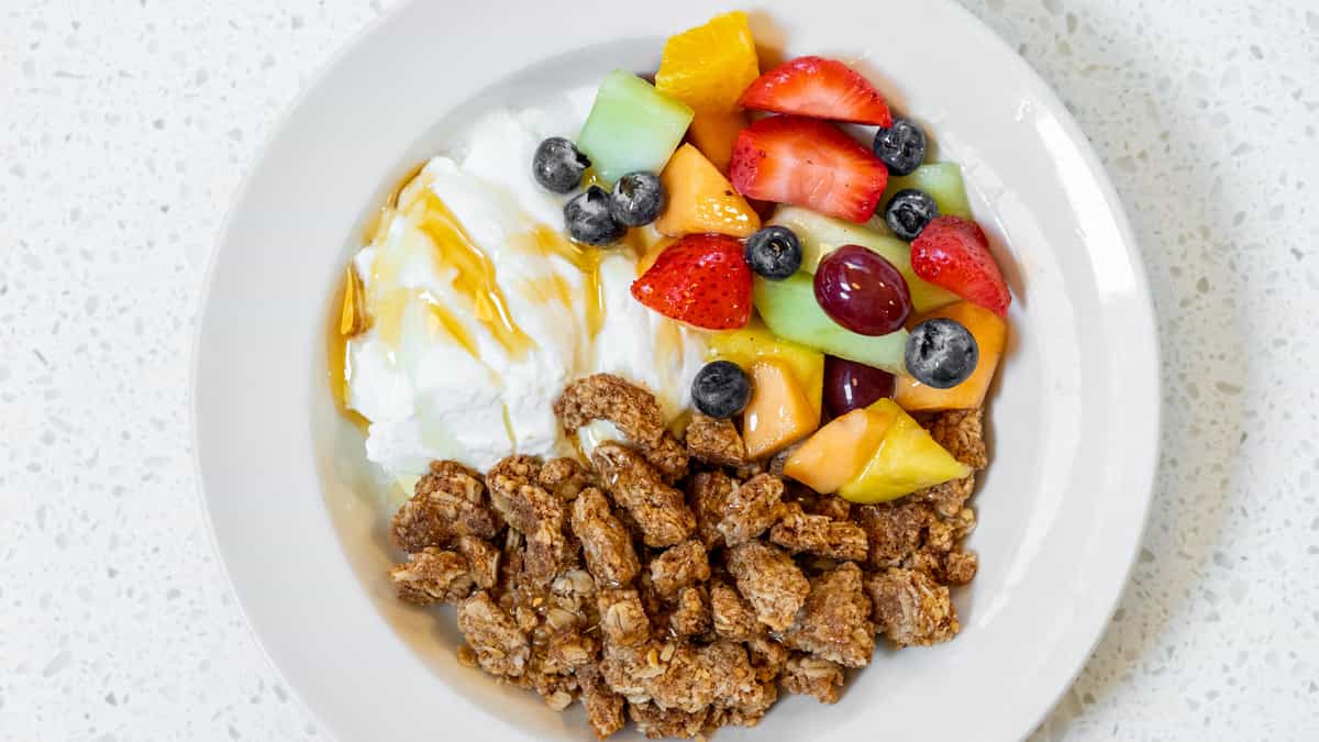 Granola w/ Fruit & Yogurt